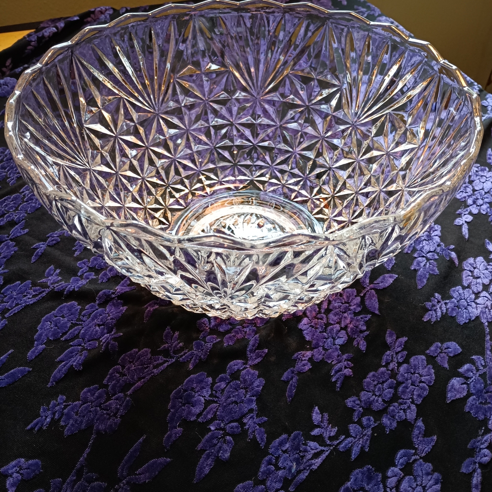 Elegant Crystal Cut Glass Punch Bowl With 14 Cups.